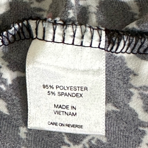 New York & Company sz XL top, tunic in black. White an a tiny bit of red silky - Picture 12 of 13